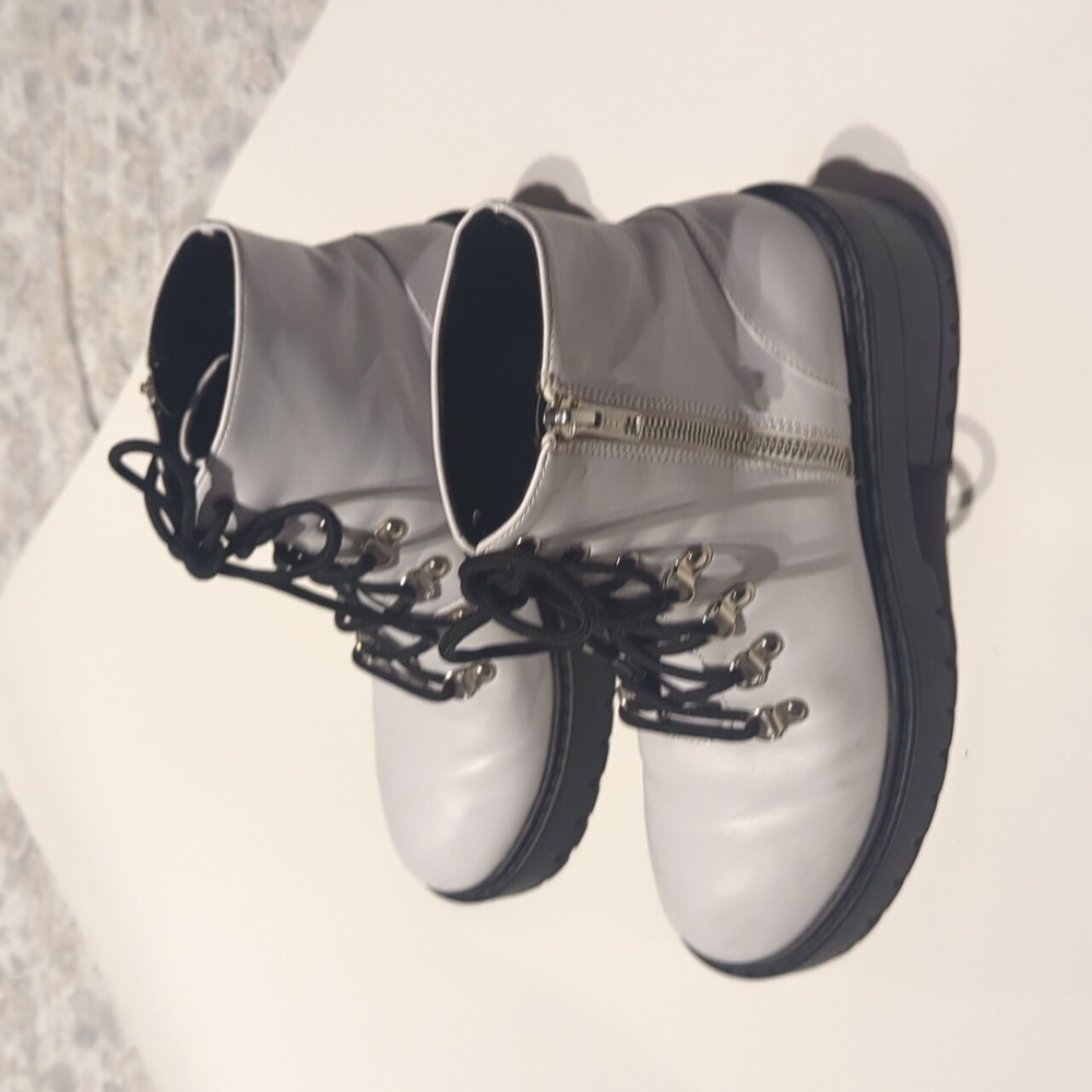 Sketchers white chunky ankle boots size 8 US
